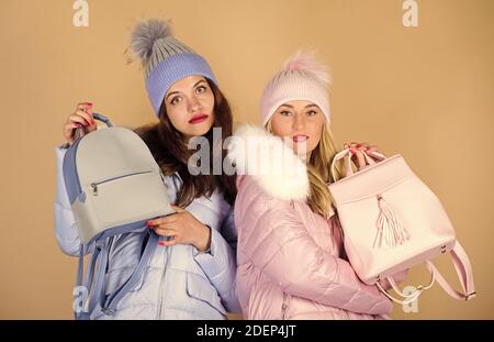 Wählen Sie Ihre Farbe. Mädchen in Beanie mit Ledertasche. Grippe und Kälte. Saisonale Einkaufen. Winterbekleidung Mode. Daunenjacke. Frohe Winterferien. Stu Stockfoto