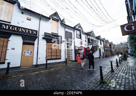 Glasgow, Schottland, UK.1. Dezember 2020. Glasgow bleibt unter Level 4 gesperrt und nicht unbedingt erforderliche Geschäfte, Bars und Restaurants sind geschlossen. Im Bild: Ashton Lane im belebten West End ist sehr ruhig mit den meisten Bars und Restaurants geschlossen. Iain Masterton/Alamy Live News Stockfoto