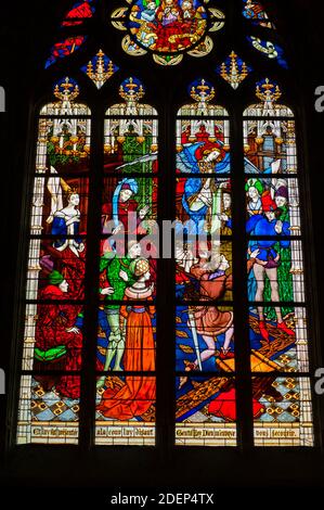 Frankreich, Loiret (45), Orleans, Sainte Croix Kathedrale, Glasmalerei mit der Geschichte von Jeanne d'Arc auch Jeanne d'Arc genannt, hier 'am Hof sagen: Stockfoto