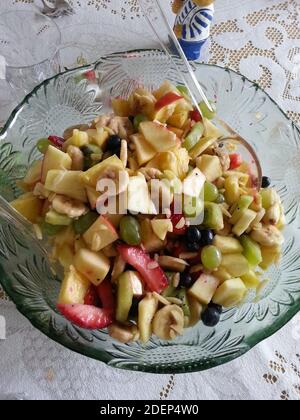 Obstsalat in einer Glasschüssel auf dem Tisch Stockfoto