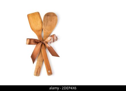 Geschenk-Set von Küchenzubehör mit einem Satinband auf weißem Hintergrund gebunden. Stockfoto