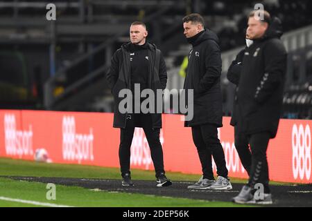 DERBY, ENGLAND. 1. DEZEMBER Caretaker Manager, Wayne Rooney von Derby County und Derby County Torwarttrainer, Shay gegeben während der Sky Bet Championship Spiel zwischen Derby County und Coventry City im Pride Park, Derby am Dienstag 1. Dezember 2020. (Kredit: Jon Hobley - MI News) Kredit: MI Nachrichten & Sport /Alamy Live Nachrichten Stockfoto