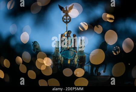 Berlin, Deutschland. Dezember 2020. Durch den Weihnachtsbaum am Brandenburger Tor kann man die Quadriga sehen. Quelle: Kira Hofmann/dpa-Zentralbild/dpa/Alamy Live News Stockfoto