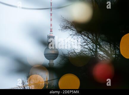 Berlin, Deutschland. Dezember 2020. Durch einen Weihnachtsbaum kann man den Berliner Fernsehturm sehen. Quelle: Kira Hofmann/dpa-Zentralbild/dpa/Alamy Live News Stockfoto