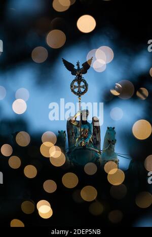 Berlin, Deutschland. Dezember 2020. Durch den Weihnachtsbaum am Brandenburger Tor kann man die Quadriga sehen. Quelle: Kira Hofmann/dpa-Zentralbild/dpa/Alamy Live News Stockfoto