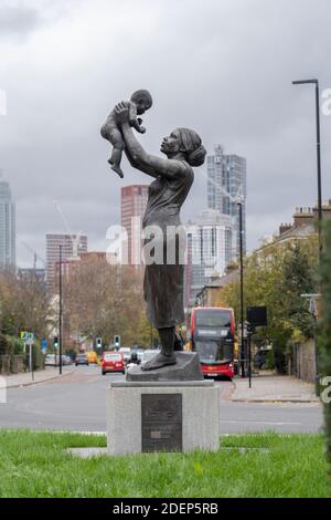 Die Bronzestatue im Stockwell Memorial Garden in South London. Foto von Sam Mellish Stockfoto