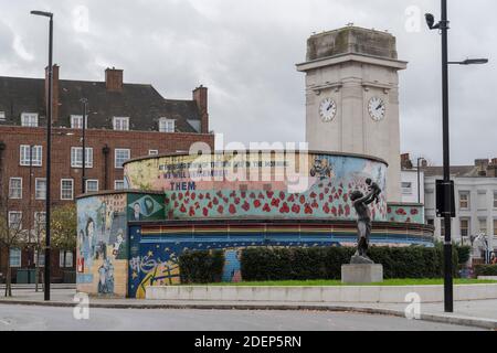 Das Violette Szabo Denkmal mit der Bronze Woman Statue im Stockwell Gedenkgarten in Süd-London. Foto von Sam Mellish Stockfoto