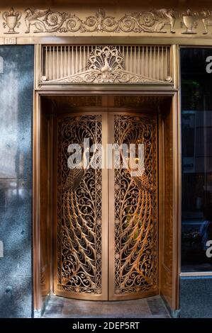 Die Pfauentür auf einem Juweliergeschäft von The Palmer Hotel im alten Chicago Stockfoto