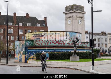 Das Violette Szabo Denkmal mit der Bronze Woman Statue im Stockwell Gedenkgarten in Süd-London. Foto von Sam Mellish Stockfoto