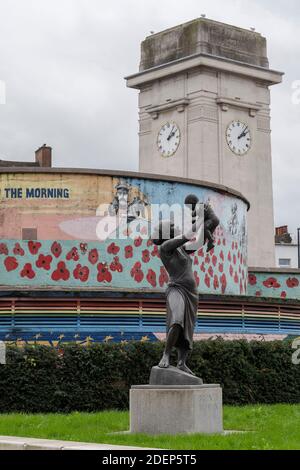 Das Violette Szabo Denkmal mit der Bronze Woman Statue im Stockwell Gedenkgarten in Süd-London. Foto von Sam Mellish Stockfoto