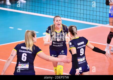 Scandicci, Florenz, Italien. 1. Dez, 2020. scandicci, florenz, Italien, Palazzetto dello Sport, 01. Dez 2020, Glück von Anna Stencel (Developres SkyRes Rzeszow) während SSC Palmberg Schwerin vs Developres SkyRes Rzeszow - CEV Champions League Frauen Volleyball Spiel Credit: Lisa Guglielmi/LPS/ZUMA Wire/Alamy Live News Stockfoto