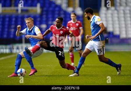 Barnsleys Victor Adeboyejo (Mitte) kämpft mit Kristian Pedersen (links) und Jake Clarke-Salter aus Birmingham City während des Sky Bet Championship-Spiels im St. Andrew's Trillion Trophy Stadium, Birmingham, um den Ball. Stockfoto