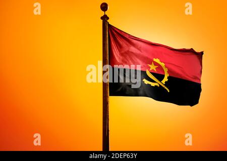 Angola, Republik Angola Flagge, Flagge winken mit Sonnenaufgang Stockfoto