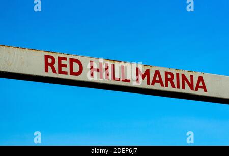 Marina Name auf einer weißen Bar gemalt Stockfoto