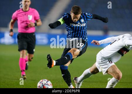 Gewiss Stadium, Bergamo, Italien, 01 Dec 2020, Alejandro Dario Gomez (Atalanta) beim Ballschießen während Atalanta Bergamasca Calcio gegen FC Midtjylland, UEFA Champions League Fußballspiel - Foto Francesco Scaccianoce / LM Stockfoto