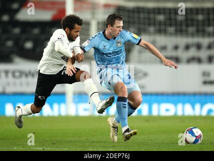 Duane Holmes von Derby County (links) und Jordan Shipley von Coventry City kämpfen während des Sky Bet Championship-Spiels im Pride Park Stadium, Derby, um den Ball. Stockfoto