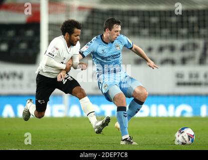 Duane Holmes von Derby County (links) und Jordan Shipley von Coventry City kämpfen während des Sky Bet Championship-Spiels im Pride Park Stadium, Derby, um den Ball. Stockfoto