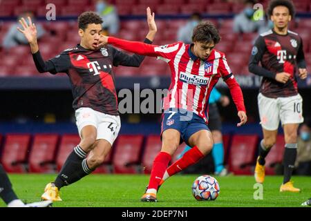 Madrid, Spanien. 1. Dezember 2020; Madrid, Spanien, UEFA Champions League Fußball Gruppenetappen, Atletico Madrid gegen Bayern München; Jamal Musiala FC Bayern München fordert Joao Felix Atletico Madrid Kredit: Action Plus Sport Bilder/Alamy Live News Stockfoto