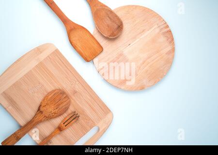 Küchenutensilien und Schneidebretter auf hellem Hintergrund. Stockfoto