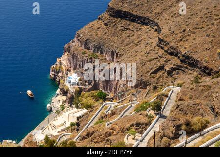 Eine Treppe führt zu einem kleinen Hafen in Fira auf der Insel Santorini. Kykladen, Griechenland Stockfoto