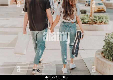 Unverkennbares Paar, das im Sommer gemeinsam in der Stadt spazierengeht. Konzept Moderne Stadt, Liebe, Lifestyle Stockfoto