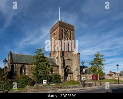 PETWORTH, WEST SUSSEX, Großbritannien - 14. SEPTEMBER 2019: Außenansicht der Pfarrkirche St. Mary the Virgin Stockfoto