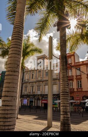 Altes Kolonialgebäude im Stadtzentrum, Sonne, bewölktes Wetter, Palmen, Bar und Restaurants, Bingo. Stockfoto