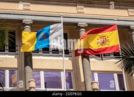 Europäische und spanische Flagge winkt im Wind am Casino Palast auf Teneriffa, Kanarische Inseln. Stockfoto