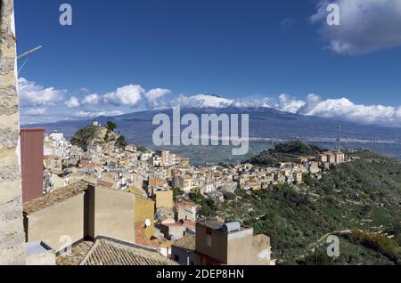 Malerische Aussicht auf Centuripe Bergstadt Sizilien, reich an Geschichte und Landschaft Beweise, auf Hintergrund Süd-West-Hang des Ätna Berg Stockfoto