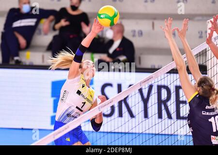 Scandicci, Florenz, Italien. 1. Dez, 2020. scandicci, florenz, Italien, Palazzetto dello Sport, 01 Dez 2020, Greta Szakmary (SSC Palmberg Schwerin) während SSC Palmberg Schwerin vs Developres SkyRzeszow - CEV Champions League Frauen Volleyball Spiel Kredit: Lisa Guglielmi/LPS/ZUMA Wire/Alamy Live News Stockfoto
