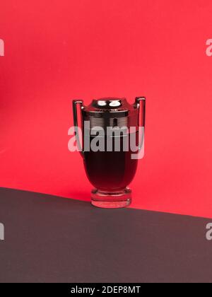 Eine Flasche Invictus Paco Rabanne 100 ml auf farbigem Hintergrund. USA, Dezember 2020. Horizontales Foto. Stockfoto