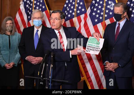 Washington, USA. Dezember 2020. WASHINGTON, DC - 01. DEZEMBER: Senator John Barrasso (R-WY) (3. L) spricht während einer Pressekonferenz mit (L-R) Senator Joni Ernst (R-IA), dem Mehrheitsführer des Senats Mitch McConnell (R-KY) und Senator John Thune (R-SD) im Mansfield-Raum im US-Kapitol am 01. Dezember 2020 in Washington, DC. Die GOP-Führer des Senats wurden nach den Chancen gefragt, dass der Kongress einen weiteren Coronavirus-Hilfsentwurf zusammen mit einem muss-Pass-Gesetz zur Finanzierung durch die Regierung verabschiedet. (Foto: Chip Somodevilla/Pool/Sipa USA) Quelle: SIPA USA/Alamy Live News Stockfoto