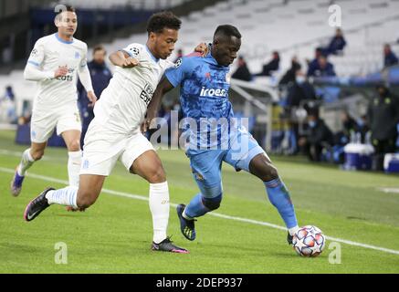 Marseille, Frankreich. Dezember 2020. Mady Camara von Olympiacos, Boubacar Kamara von Marseille (links) während der UEFA Champions League, Gruppe C Fußballspiel zwischen Olympique de Marseille (OM) und Olympiacos FC (Olympiakos) am 1. Dezember 2020 im Stade Velodrome in Marseille, Frankreich - Foto Jean Catuffe / DPPI / LM Kredit: Paola Benini/Alamy Live News Stockfoto