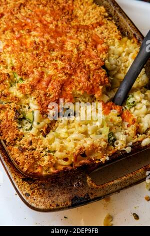 Brokkoli rabe und Lauch mac und Käse in großen Auflauf Gericht Stockfoto