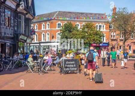 Einkäufer und Leute, die draußen in Cheshire essen und trinken Marktstadt Nantwich Cheshire England Stockfoto