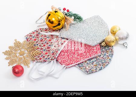 Handgemachte bunte Gesichtsmasken isoliert auf einem weißen Hintergrund. Stockfoto
