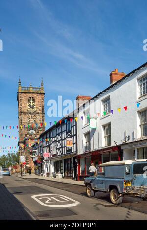 St. Alkmunds Pfarrkirche in der Marktstadt Shropshire Whitchurch steht am Ende der Hauptstraße Stockfoto