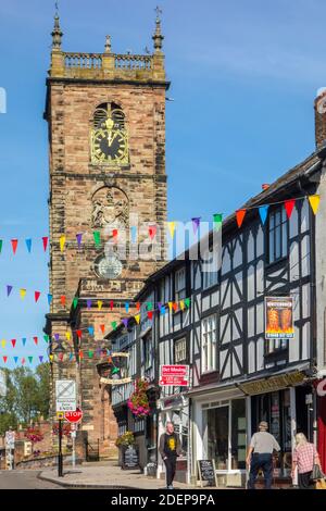 St. Alkmunds Pfarrkirche in der Marktstadt Shropshire Whitchurch steht am Ende der Hauptstraße Stockfoto