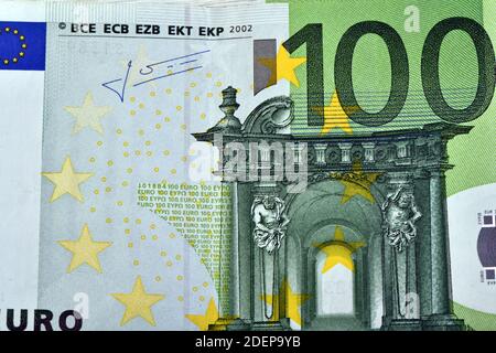 Ein Haufen von 10,000 Euro -1000 € - in einem Hundert 100-Euro-Banknoten isoliert auf weißem Hintergrund Stockfoto