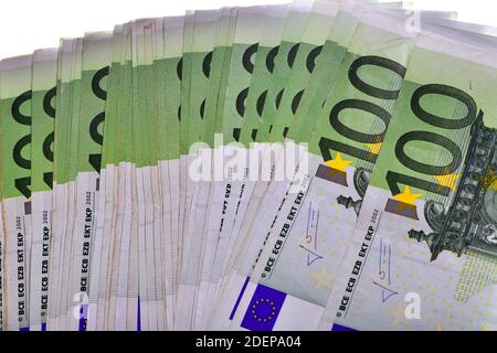 Ein Haufen von 10,000 Euro -1000 € - in einem Hundert 100-Euro-Banknoten isoliert auf weißem Hintergrund Stockfoto