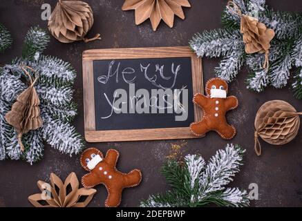 Lebkuchen Mann aus Filz in Gesichtsmaske Stockfoto