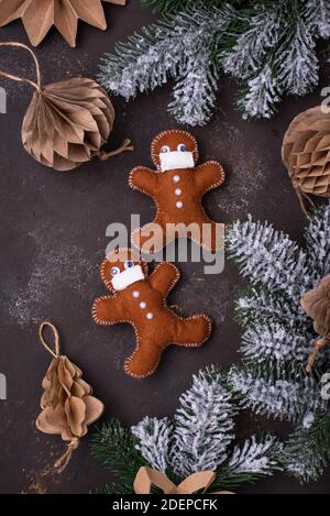 Lebkuchen Mann aus Filz in Gesichtsmaske Stockfoto