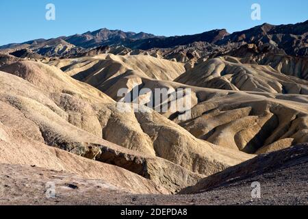 Blick vom Zabriskie Point, einer durch Erosion geschaffenen Badlandlandschaft, im Death Valley, Kalifornien, USA. Stockfoto