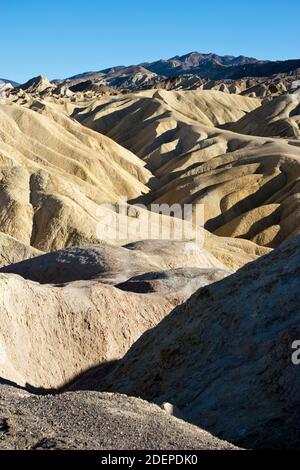 Blick vom Zabriskie Point, einer Badlands Landschaft, die Death Valley, Kalifornien, USA überblickt. Stockfoto