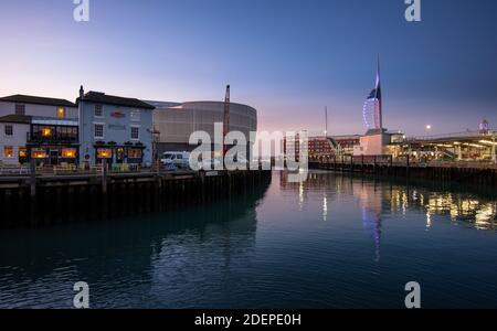 Die Hauptniederlassung von Bridge Tavern und Ben Ainslie Racing in Portsmouth Zeigen Sie mit dem Spinnaker Tower Stockfoto