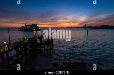 Die Autofähre MV Victoria of Wight wird von Wightlink Ferries betrieben und nähert sich dem Eingang zum Hafen von Portsmouth. Stockfoto