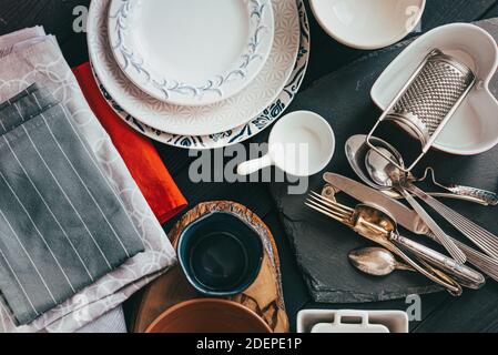 Altes Geschirr und Geschirr kann verwendet werden, um Ihre zu dekorieren Tisch oder dienen als tolle Requisiten für Food Fotografie Sets Und flache Lays Stockfoto