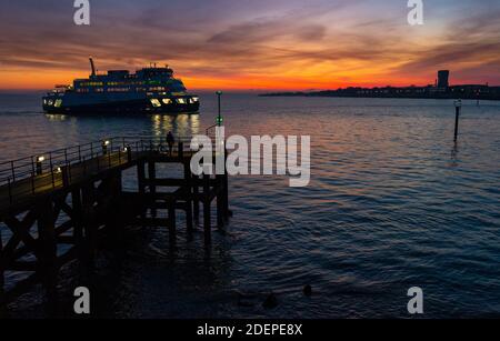 Die Autofähre MV Victoria of Wight wird von Wightlink Ferries betrieben und nähert sich dem Eingang zum Hafen von Portsmouth. Stockfoto