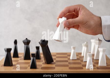 Mann spielt Schach, Hand Nahaufnahme. Siegesspiel. Stockfoto