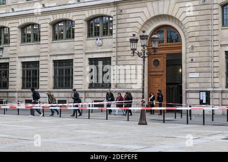 Das Polizeipräsidium von Paris, auf der Ile de la Cite, gegenüber der Kathedrale Notre Dame, wird geschlossen, nachdem ein Mitglied der Polizei einen Angriff mit einem Messer anführte und vier seiner Kollegen tötete, bevor er von Polizisten niedergeschossen wurde. Bis jetzt sind keine weiteren Details über das Motiv für seine Handlung gegeben worden. Der 45-jährige Mann war als guter Kollege ohne Stressgeschichte bekannt. Dies geschieht am Tag nach einer massiven Demonstration von Polizisten auf der anderen Straßenseite von Paris, um gegen ihre Arbeitsbedingungen zu protestieren. Paris, 4. Bezirk, Frankreich, 3. Oktober 2019. Foto von Daniel Derajinski/ABACAPRESS.COM Stockfoto